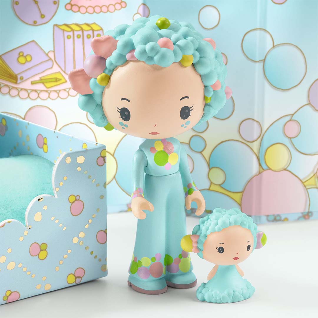 Djeco Tinyly speelset met een grote en kleine pop staand voor de opengeklapte Tinyroom speelset.
