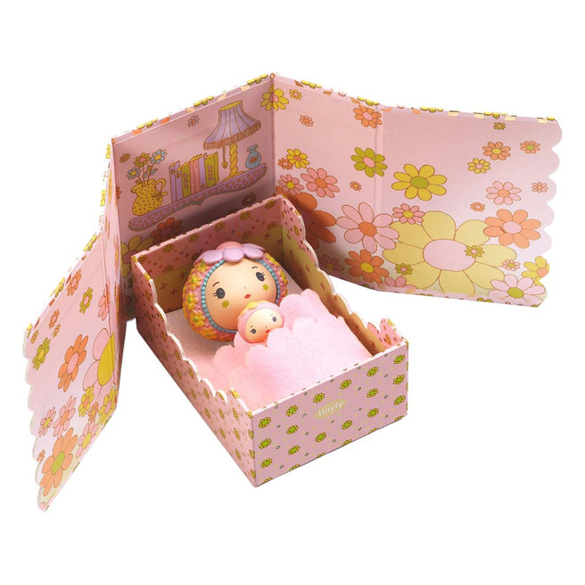 Djeco Tinyly speelset Tinyroom Rose opengevouwen met de twee poppen in een roze bedje.