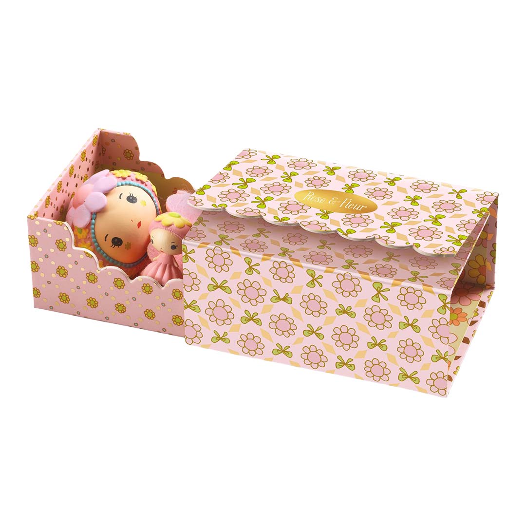 De Djeco Tinyly speelset Tinyroom Rose in deels gesloten roze verpakking met bloemenpatroon.