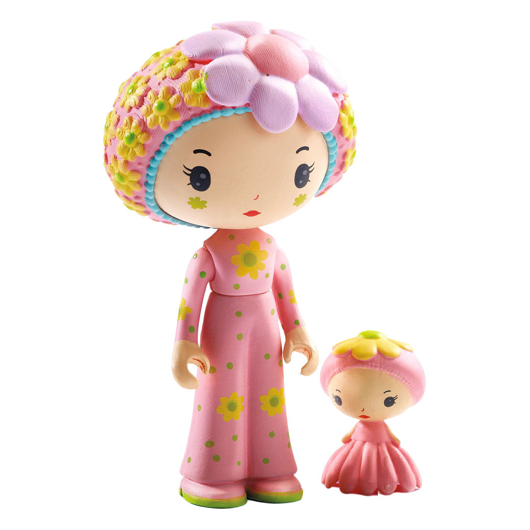 De twee Djeco Tinyly poppen Rose en Fleur staan naast elkaar op een witte achtergrond.