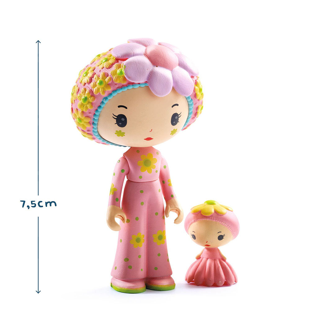 De twee Djeco Tinyly poppen Rose en Fleur staan naast elkaar met een schaalaanduiding van 7,5 cm.