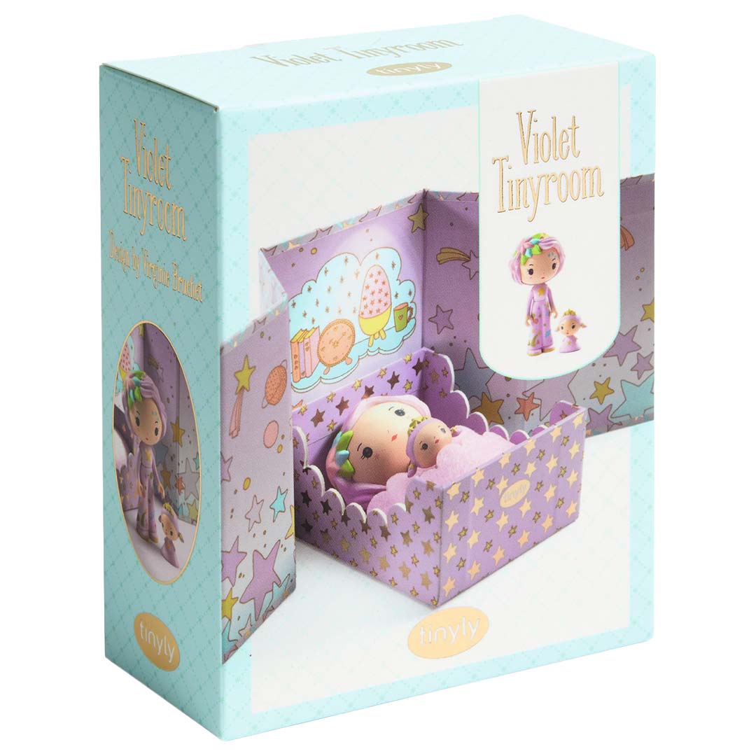 De verpakking van de Djeco Tinyly speelset Tinyroom Violet, met een kijkvenster waar de poppen en het bedje zichtbaar zijn.