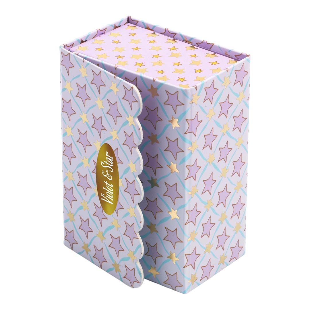 Gesloten paarse kartonnen verpakking van de Djeco Tinyly speelset met een sterrenpatroon en de tekst "Violet & Star".