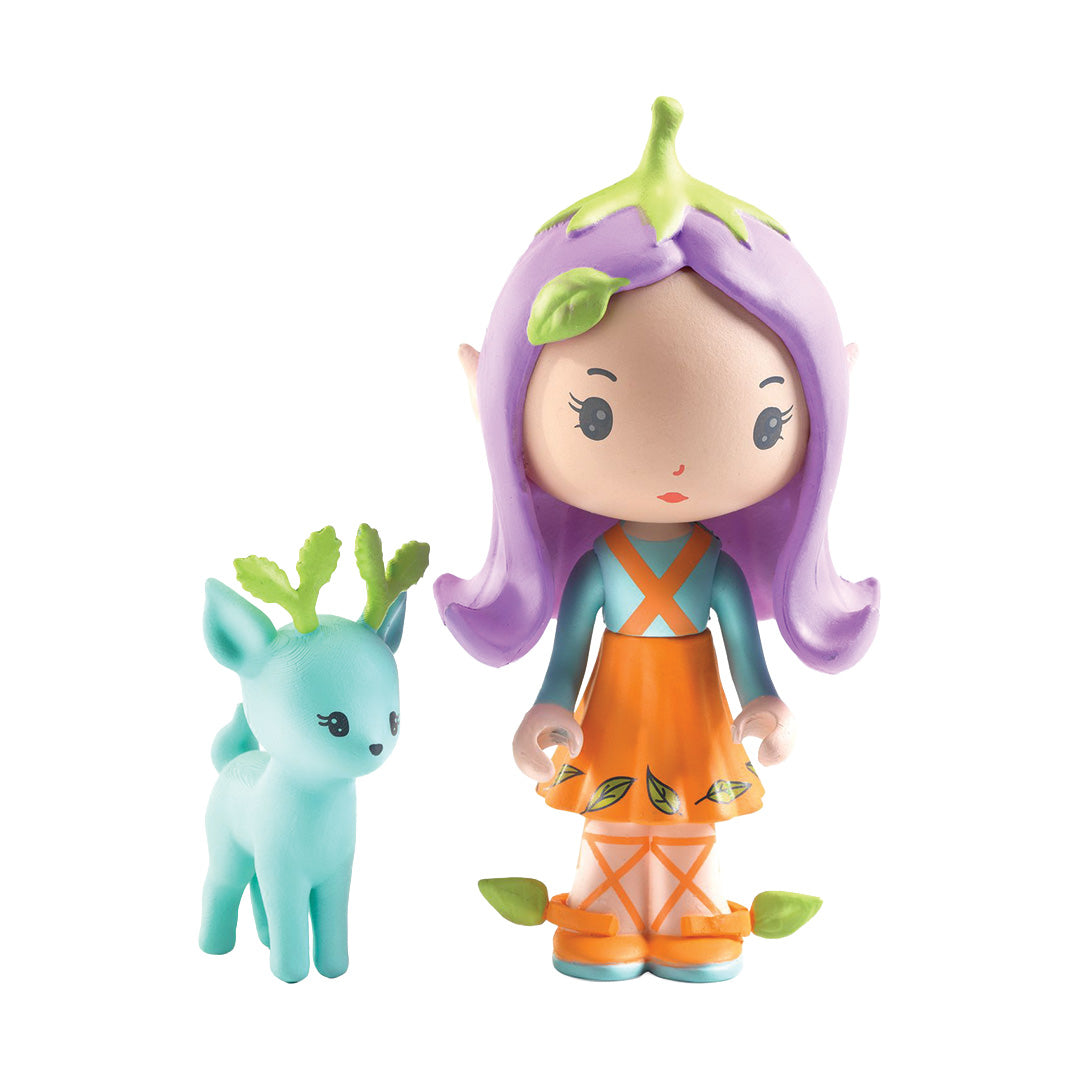 De Djeco Tinyly feeënpop Lily met paars haar en het blauwe hertje Polo staan naast elkaar.