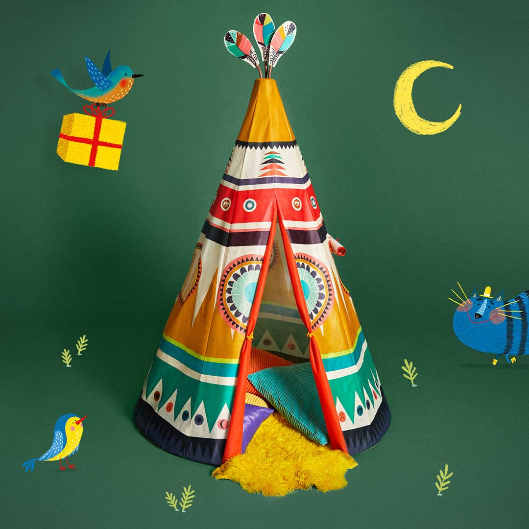 Djeco tipi speeltent met kussens erin, omringd door geïllustreerde vogels, een kat en een maan op een donkergroene achtergrond.