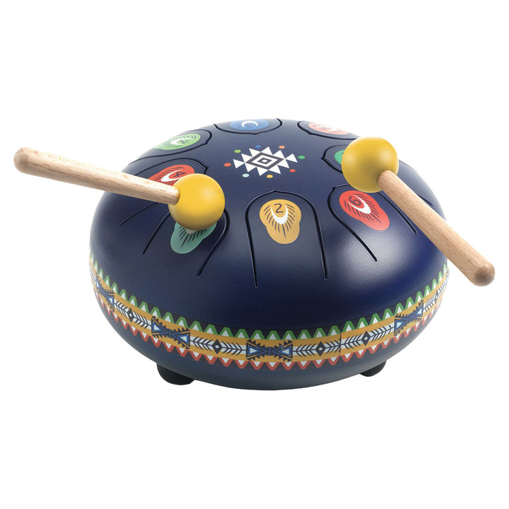 Djeco blauwe tongtrommel met etnisch patroon en twee gele mallets.