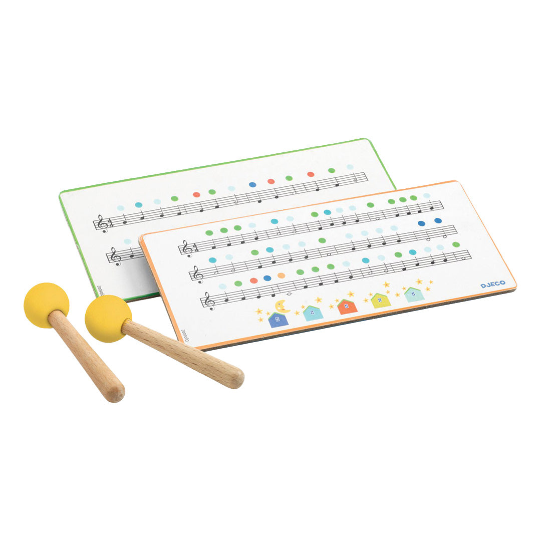 Twee gele mallets en twee muziekkaarten met kleurrijke noten voor de tongtrommel.