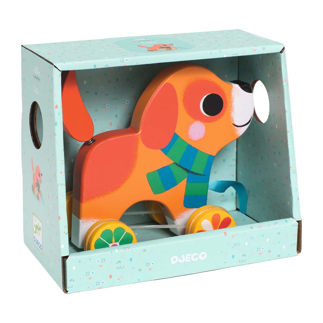 Djeco houten trekfiguur hond Lou in de lichtblauwe verpakking.