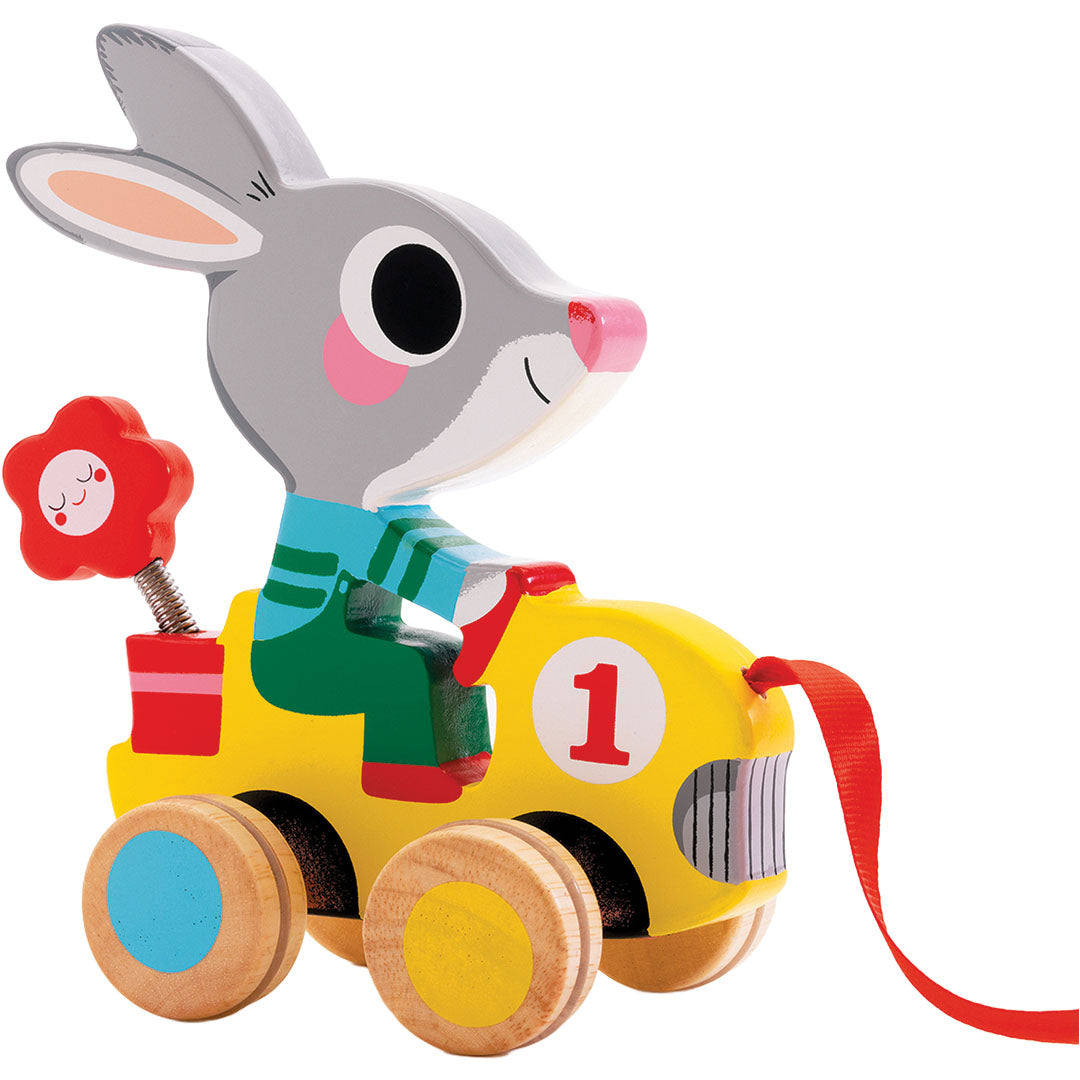 Djeco houten trekfiguur van een konijn in een gele raceauto met een rood trekkoord.