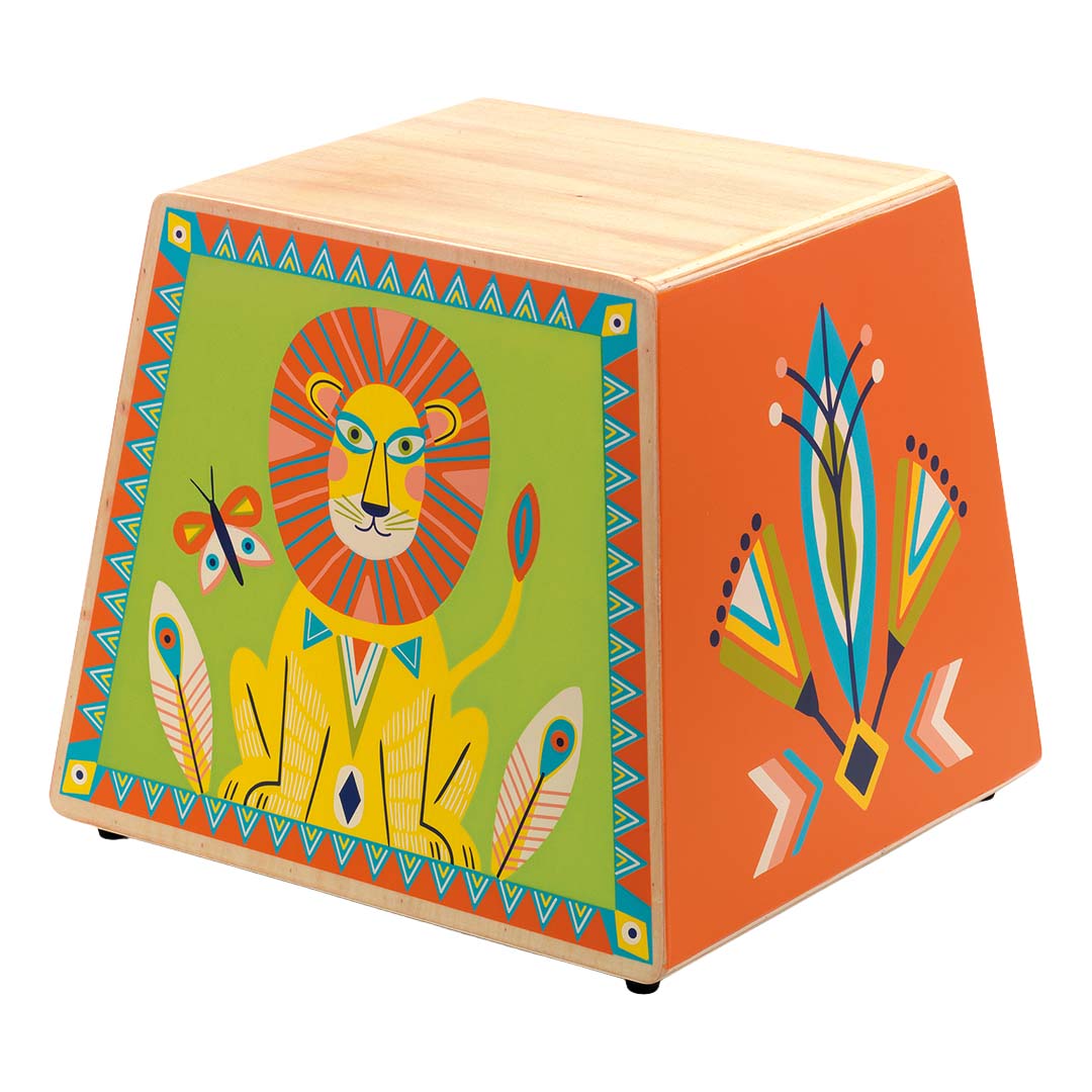 Djeco houten cajon drum met een kleurrijke leeuw en etnische patronen.