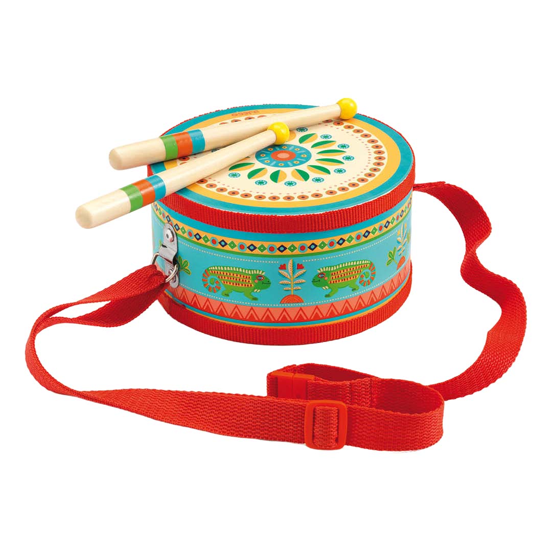 Djeco Animambo trommel met kleurrijke etnische patronen, twee drumstokken en een rode draagband.