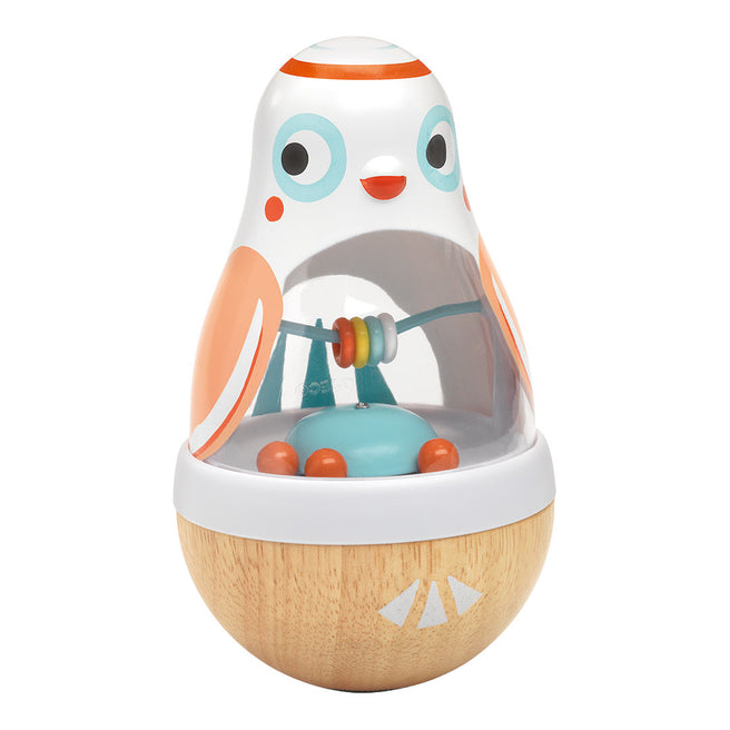 Djeco Baby Poli tuimelaar in de vorm van een vogel met houten basis en rammelaar.