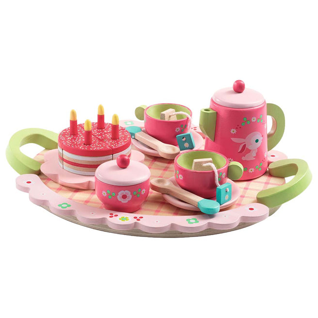 Djeco houten speelgoed theeservies met roze theepot, kopjes, suikerpot en een verjaardagstaart met kaarsjes op een dienblad.
