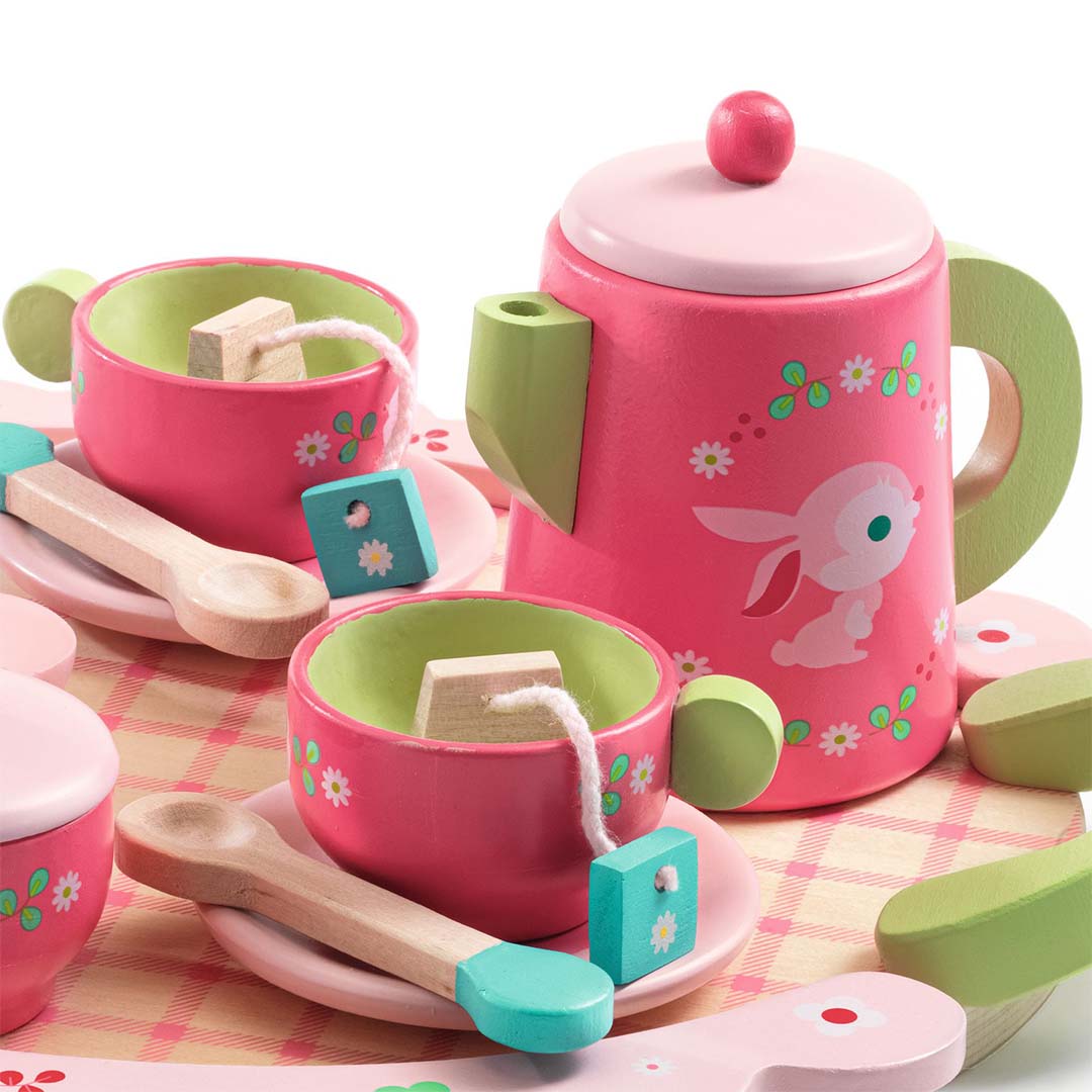 Detailfoto van het Djeco houten speelgoed theeservies met een roze theepot met konijn en twee kopjes met theezakjes.