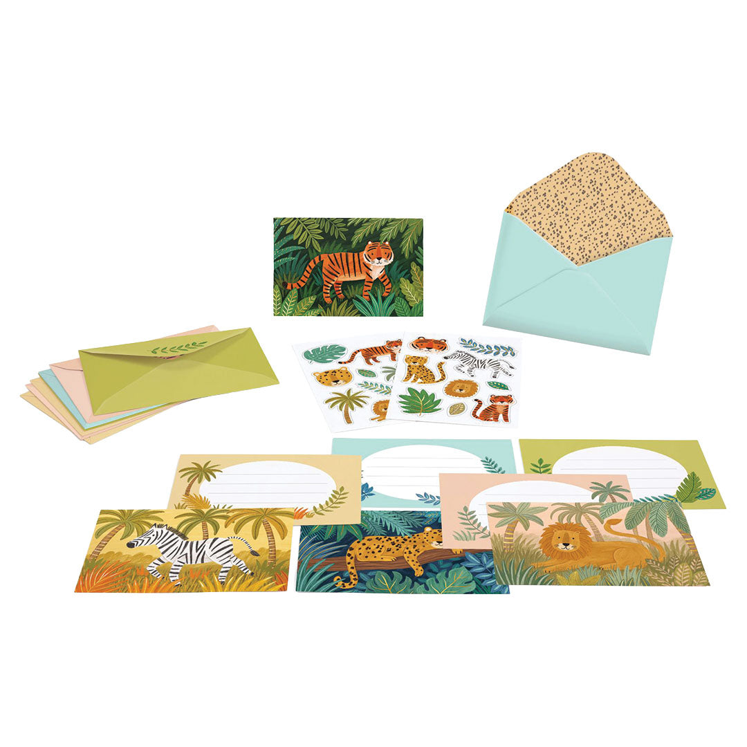 Djeco verjaardagsuitnodigingen met jungle dieren, inclusief kaarten, enveloppen en stickers, verspreid op een witte achtergrond.