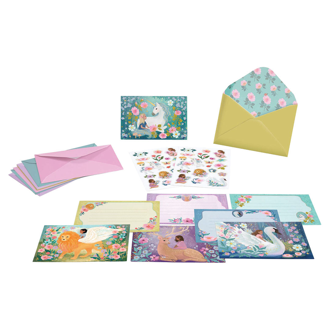 Een Djeco set met diverse verjaardagsuitnodigingen met sprookjesachtige wezens, bijpassende enveloppen en stickers.