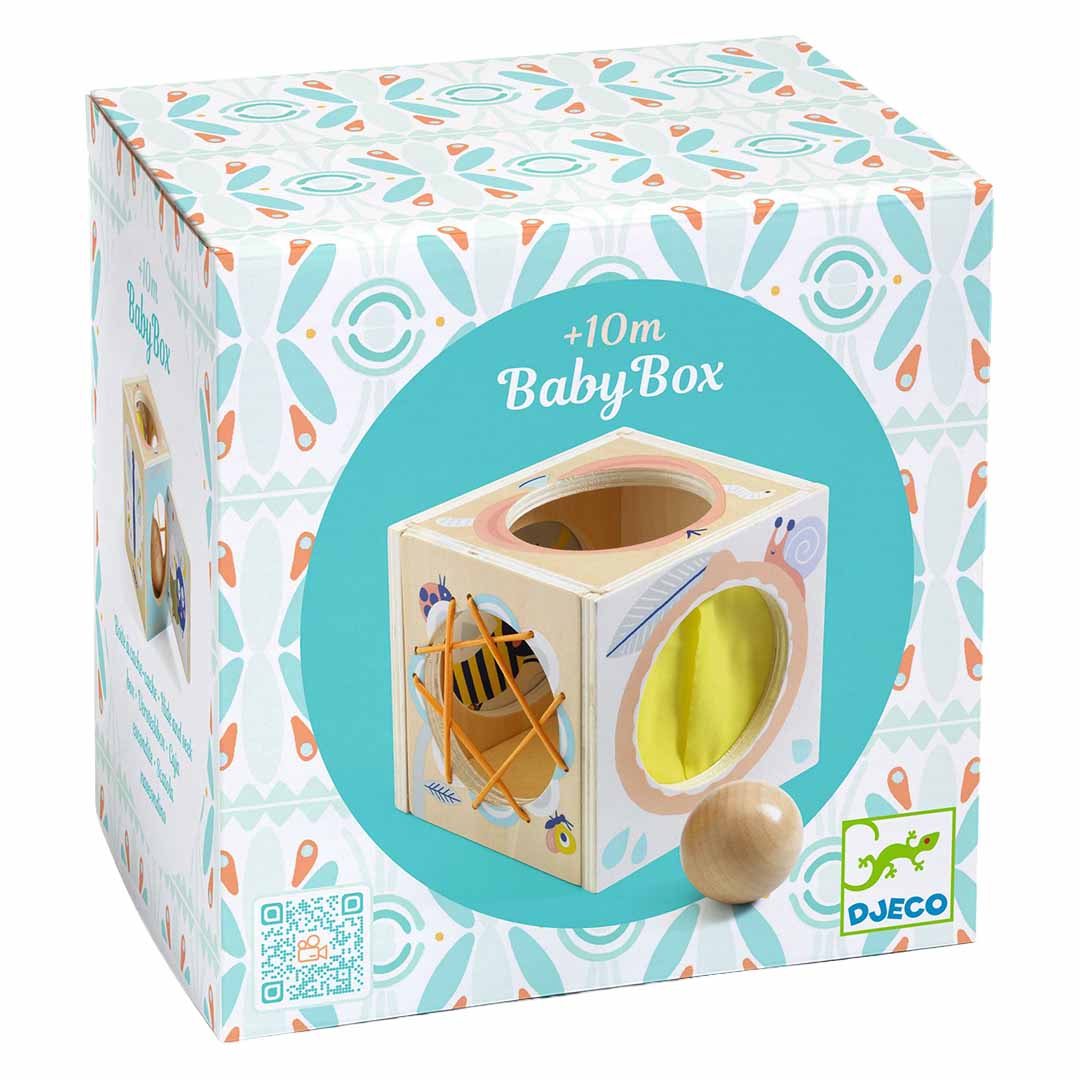 Verpakking van de Djeco BabyBox houten verstopdoos met afbeelding van het speelgoed.
