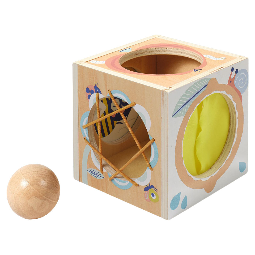 Houten verstopdoos met gele stoffen opening en een losse houten bal ernaast.