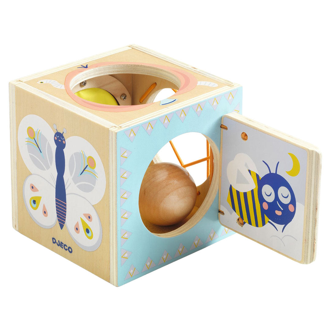 Djeco houten verstopdoos met vlinderillustratie en een open deurtje met slapend insect en houten bal.