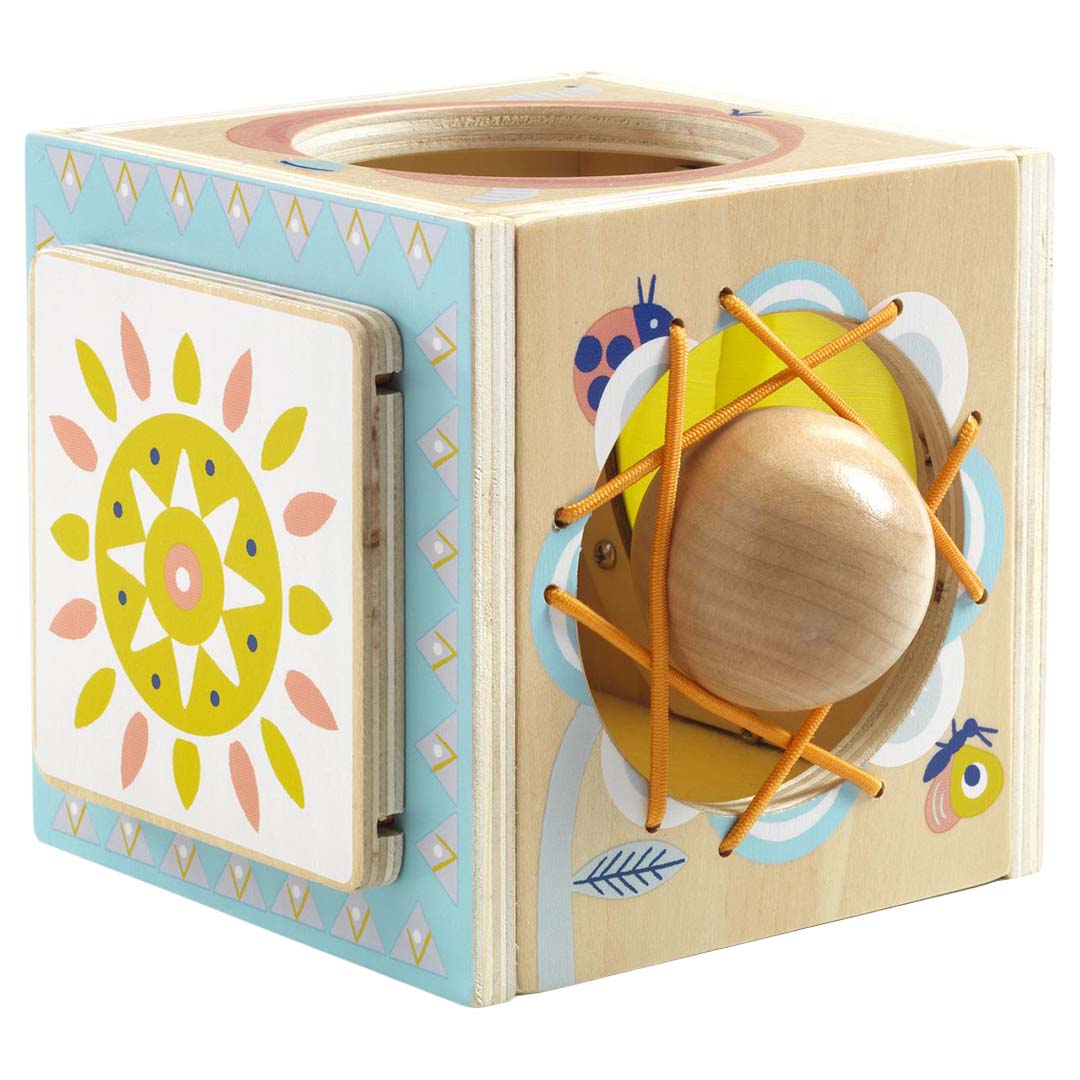 Djeco houten verstopdoos met zonnedeur en elastische opening met lieveheersbeestje.