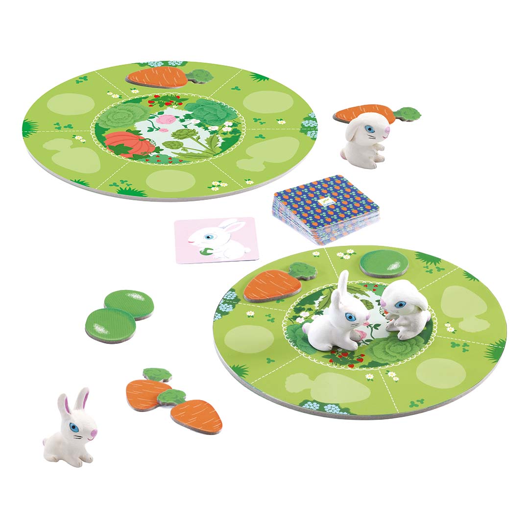 De onderdelen van het Little Collect bordspel, waaronder twee speelborden, konijnenfiguren, wortel- en bladpionnen en speelkaarten.