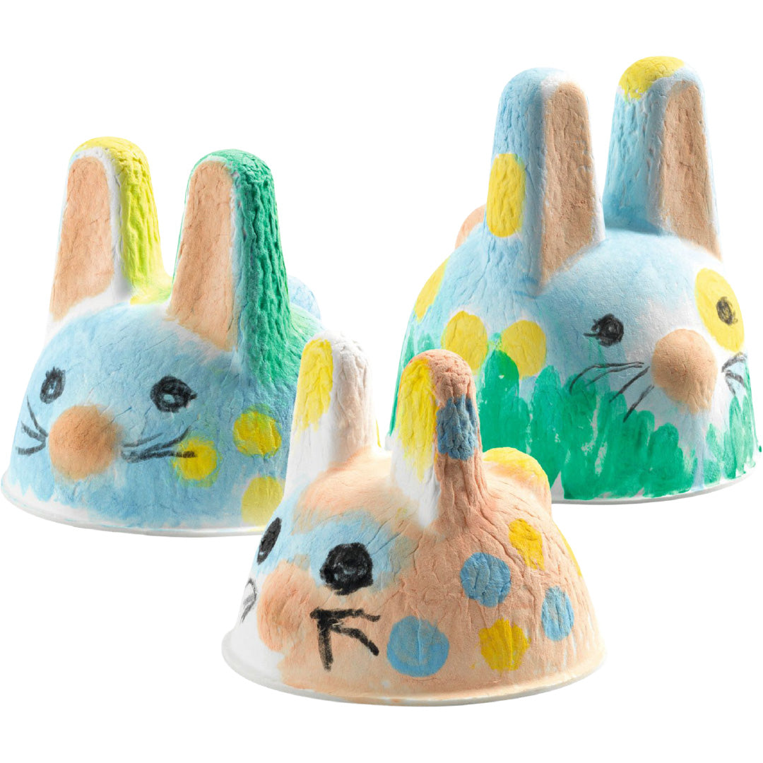 Drie kleurrijke, beschilderde konijnenfiguren van de vingerverf hobbyset.
