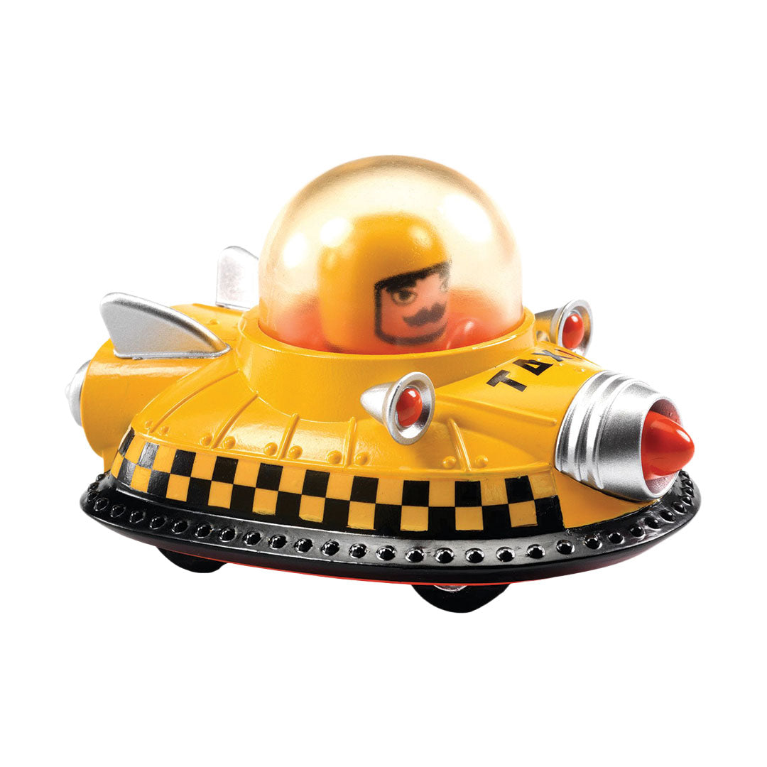 Djeco geel speelgoed space taxi met geruit patroon en piloot in de cockpit.