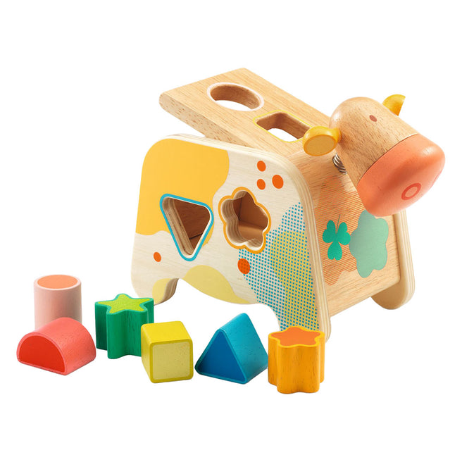 Djeco houten sorteerkoe met kleurrijke vormen op een witte achtergrond.