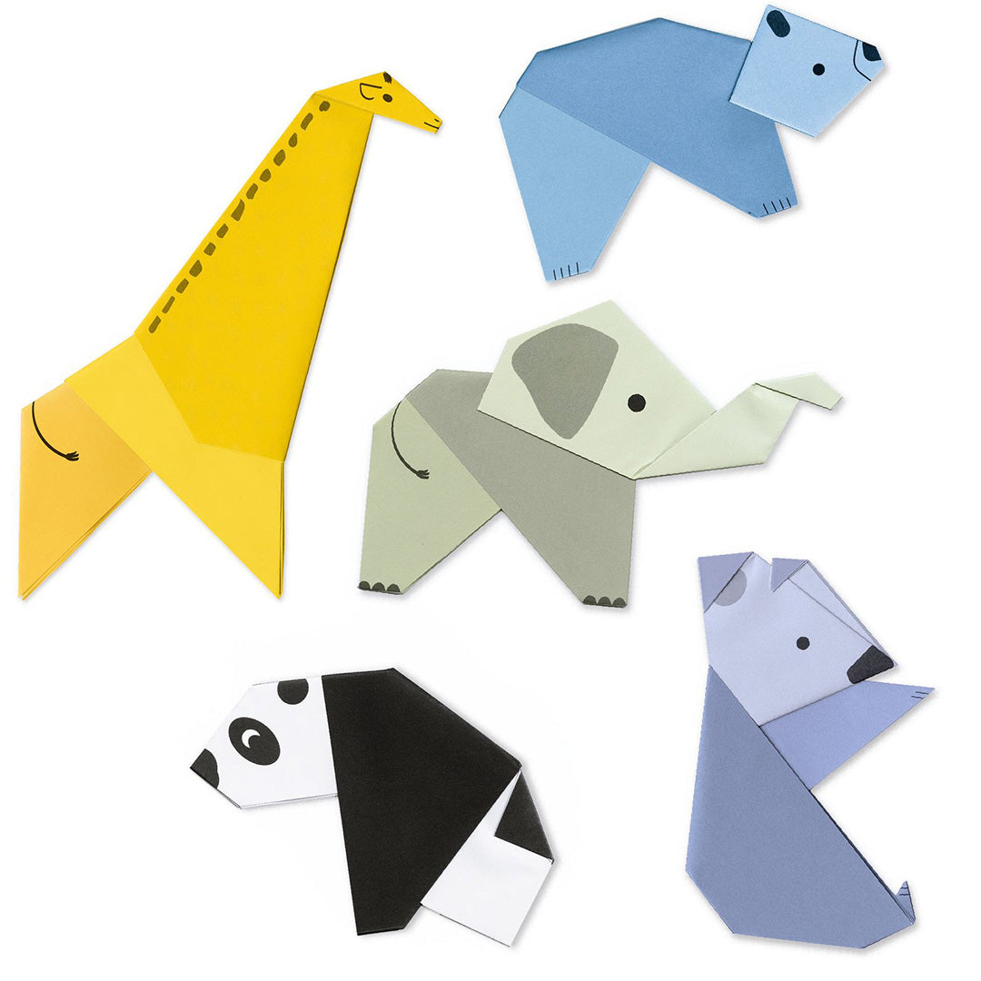 Vijf verschillende gevouwen papierfiguren van dieren, waaronder een giraffe, olifant, beer en panda.
