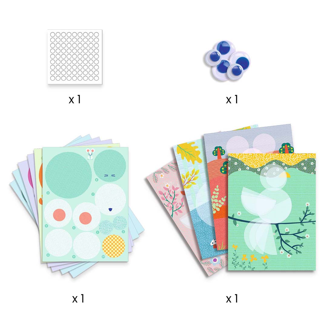 Overzicht van de onderdelen van de Djeco knutselset, inclusief stickervellen, wiebeloogjes, voorgesneden papier en achtergrondkaarten.