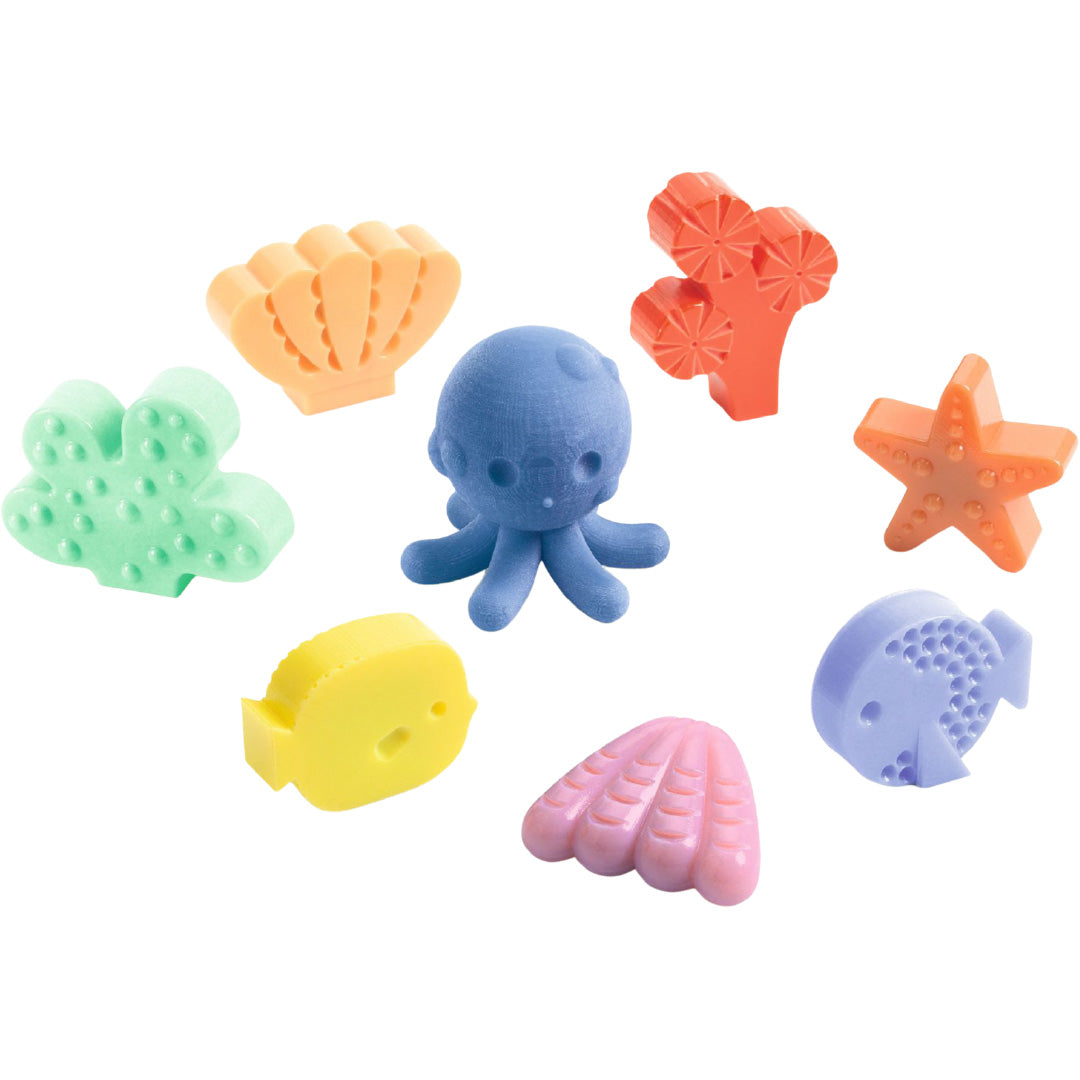 Djeco waskrijtjes in de vorm van acht kleurrijke zeedieren zoals een octopus, vis en zeester.