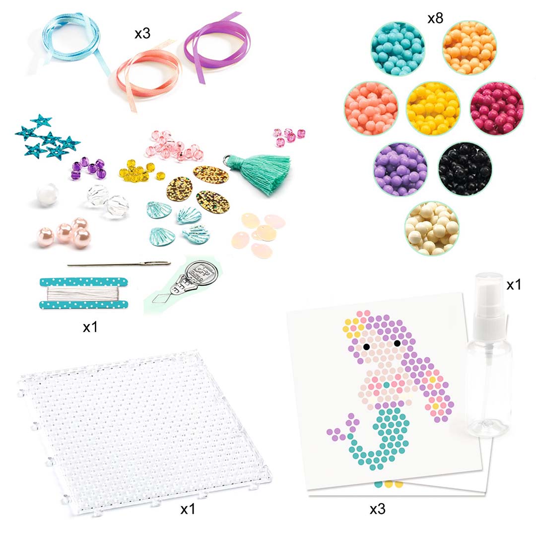 Overzicht van alle onderdelen van de Djeco waterkralen set, inclusief diverse kralen, linten en sjablonen.