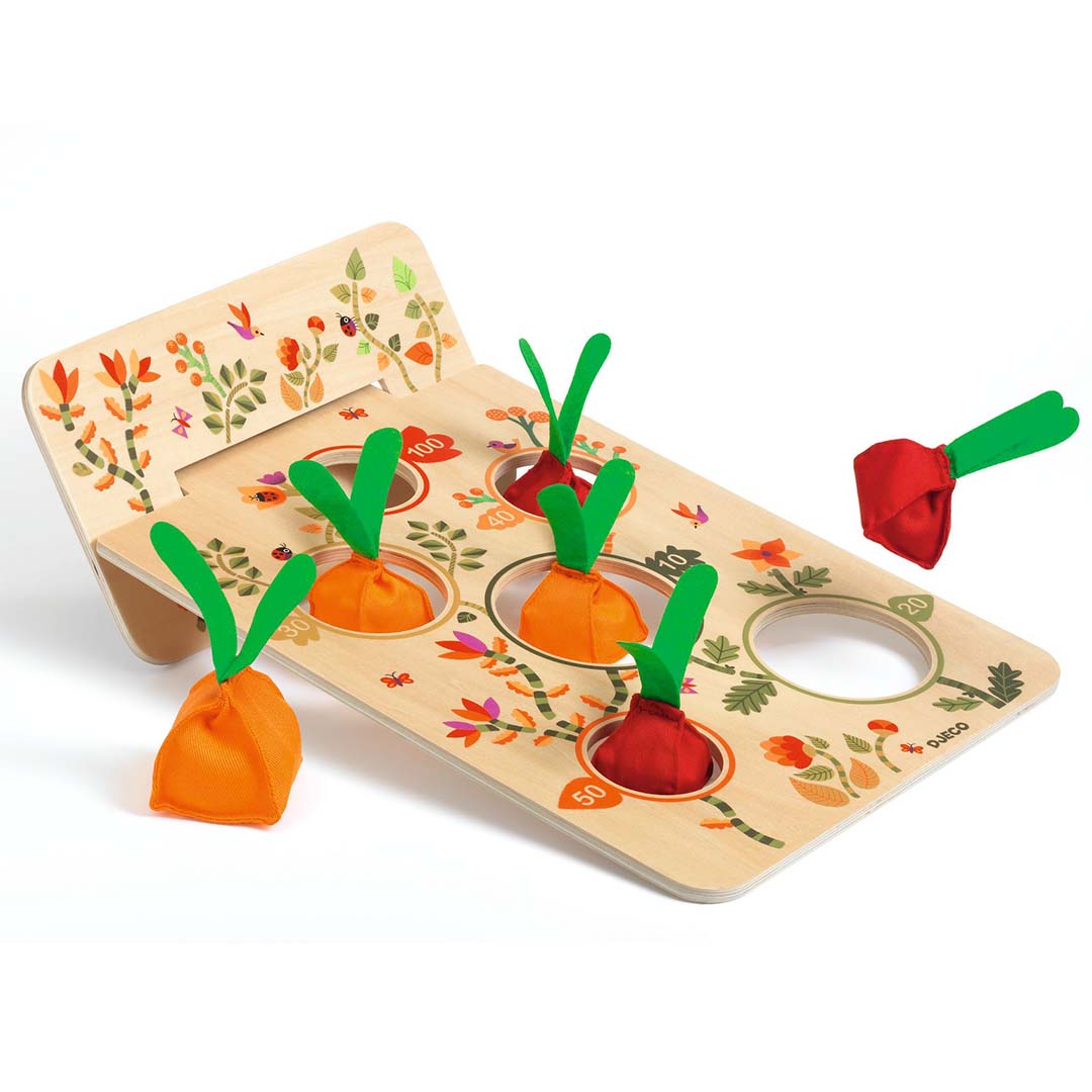 Djeco Garden Party behendigheidsspel met houten bord en stoffen groenten, waarbij een rode radijs wordt geworpen.