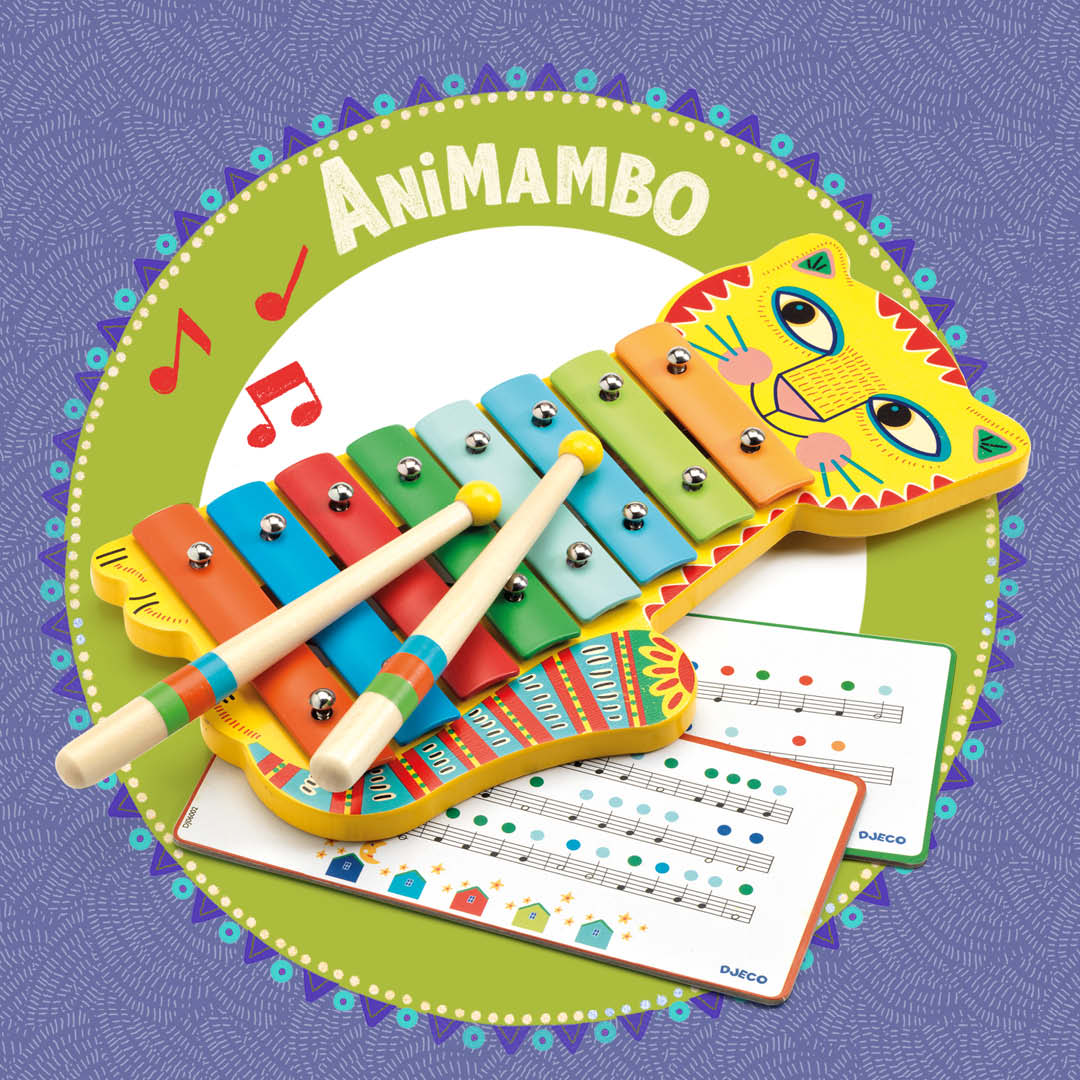 Djeco xylofoon in de vorm van een gele kat met kleurrijke toetsen en twee stokjes, liggend op twee muziekkaarten, met de tekst "Animambo" op de achtergrond.