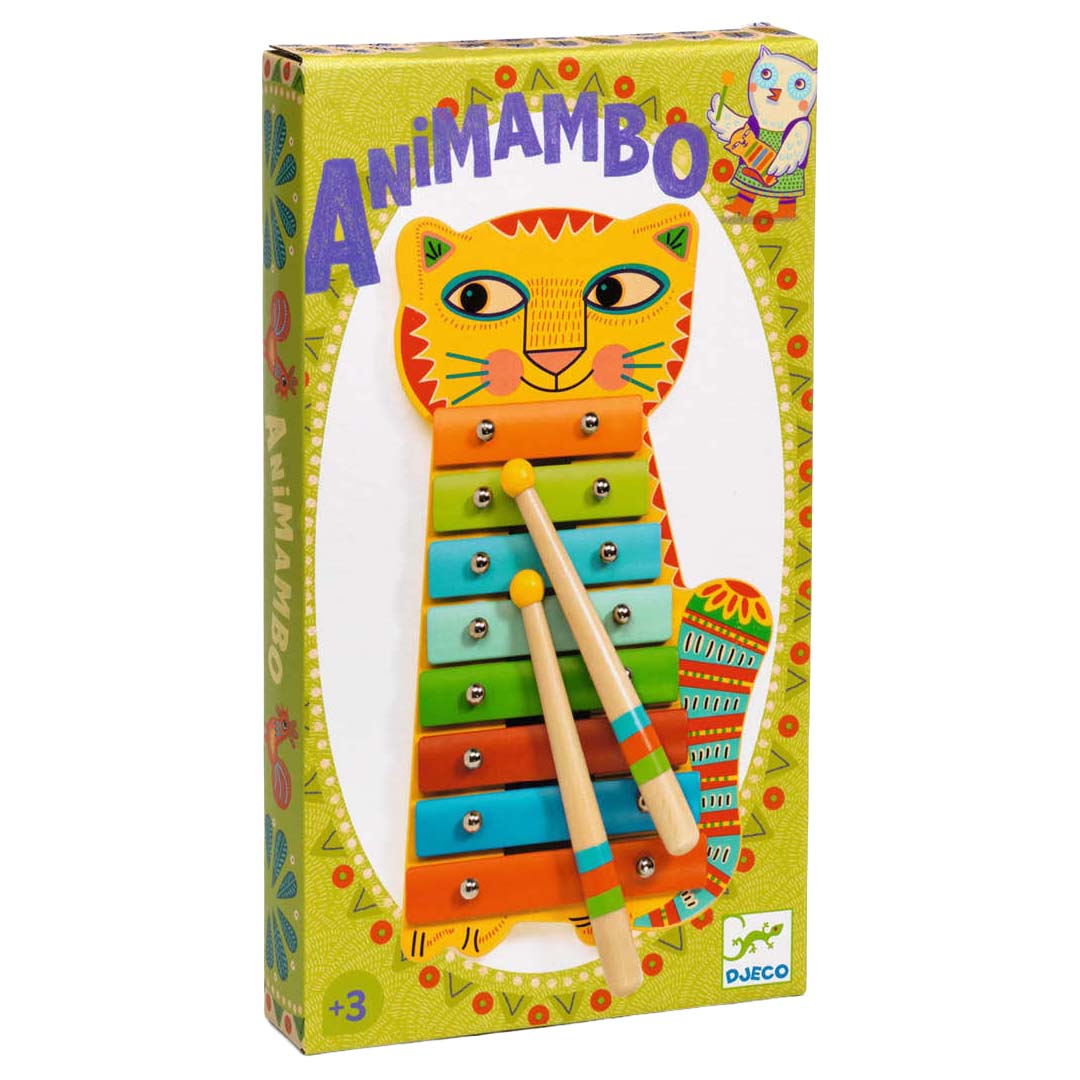 De verpakking van de Djeco Animambo xylofoon, een doos met een afbeelding van de gele kat xylofoon.
