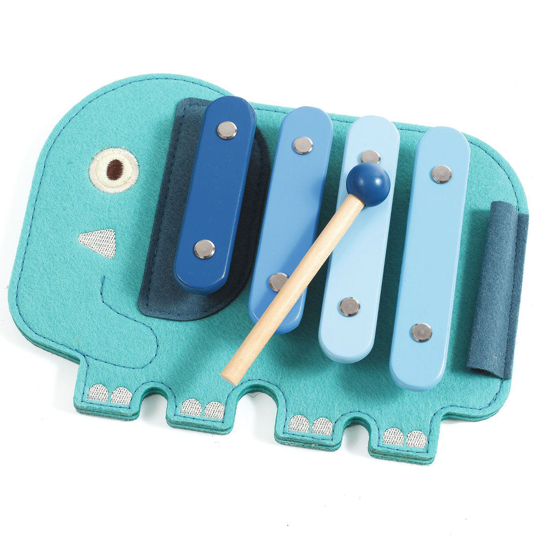 Djeco babyspeelgoed: een blauwe houten xylofoon in de vorm van een turquoise vilten olifant met een houten mallet.