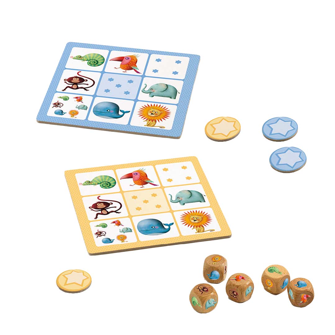 De speelstukken van het Djeco Yam Junior spel, met twee speelborden, houten dobbelstenen en fiches.