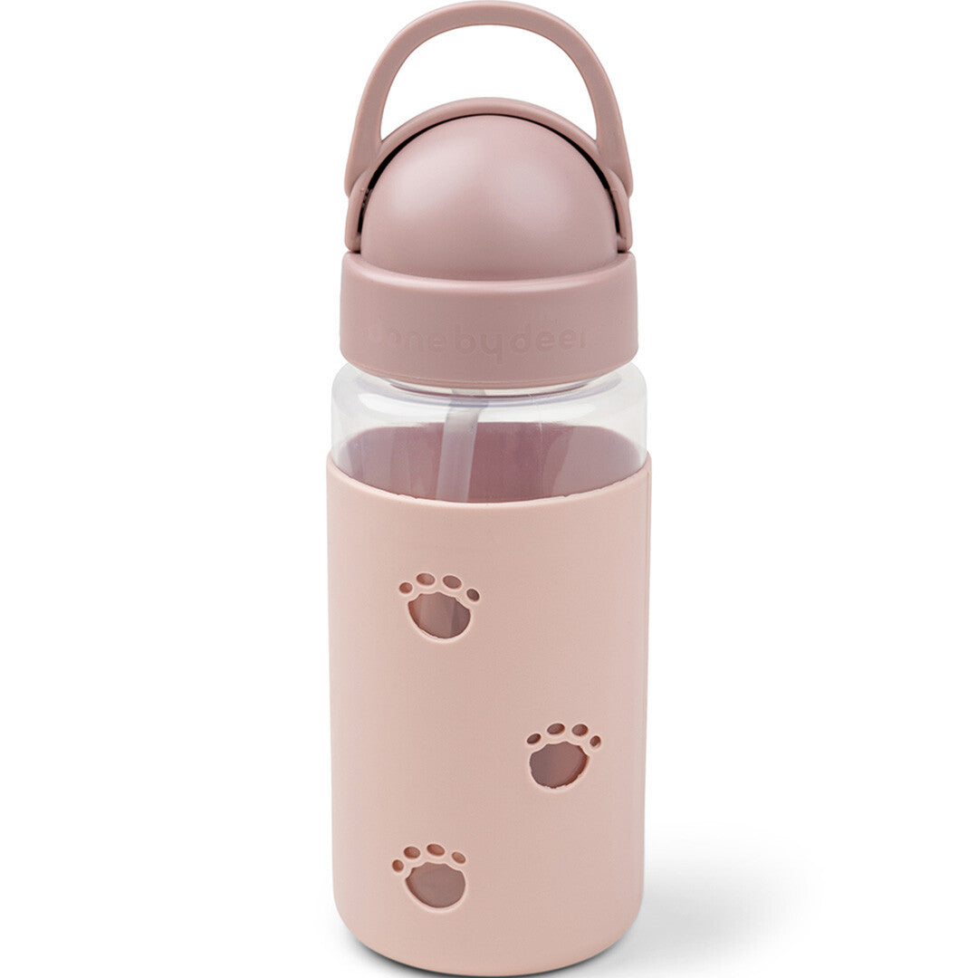 Done by Deer drinkfles voor baby's en peuters met roze easy-grip hoes met pootafdrukken en ingeklapt rietje.