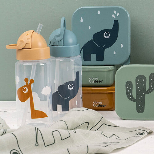 Collectie done by deer drinkflessen met rietje en lunchboxen met olifant, giraffe en cactus designs.