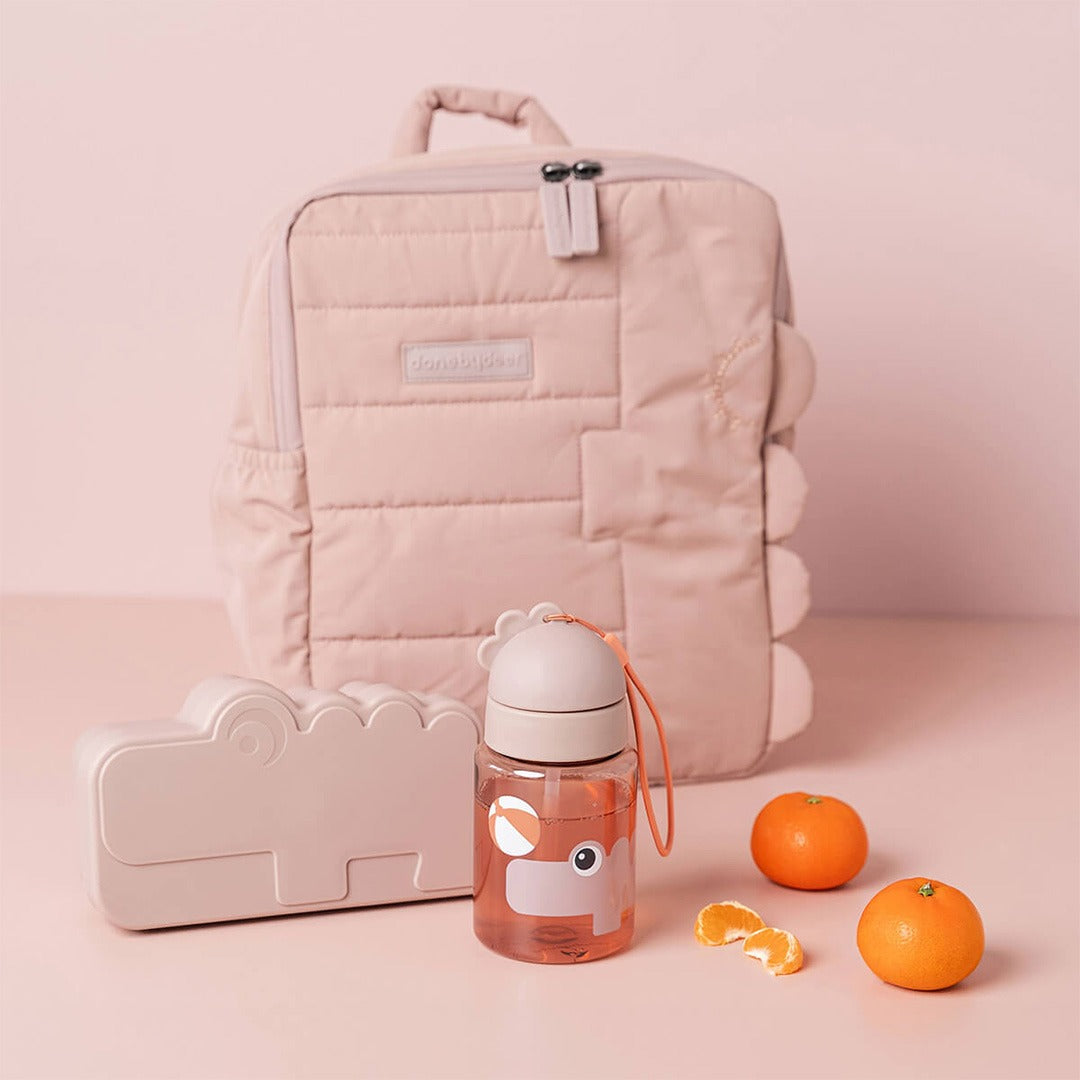Done by deer drinkfles met rietje, lunchbox en rugzak voor kinderen, met mandarijnen ernaast.