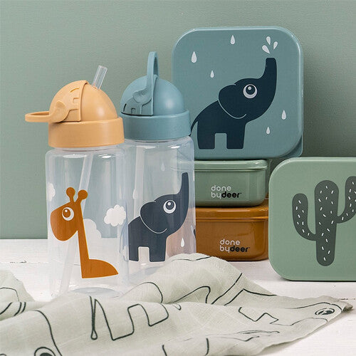 Collectie done by deer drinkflessen met rietje en lunchboxen met dierenthema's.