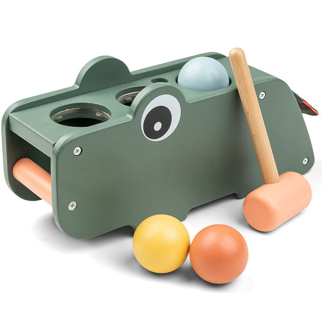 done by deer houten hamerbank in de vorm van een groene krokodil met een hamer en drie gekleurde ballen.