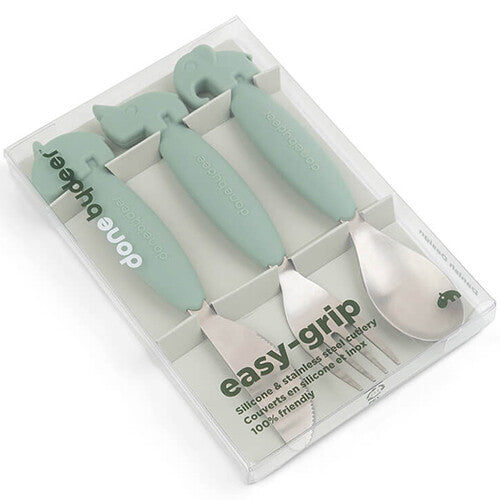 De Done by Deer kinderbestekset met groene handvatten in de transparante verpakking, met het 'easy-grip' label.