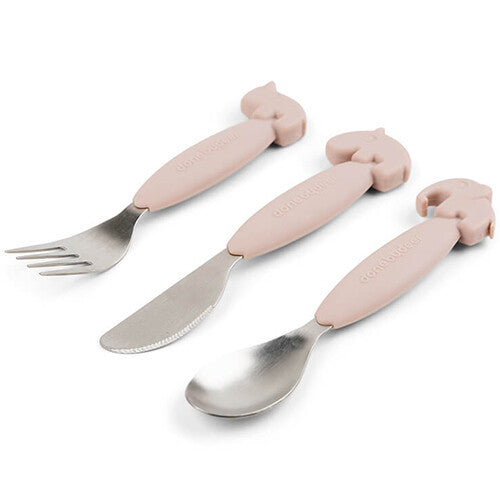 done by deer kinderbestek set met roze siliconen handvatten en dierfiguren, schuin liggend.