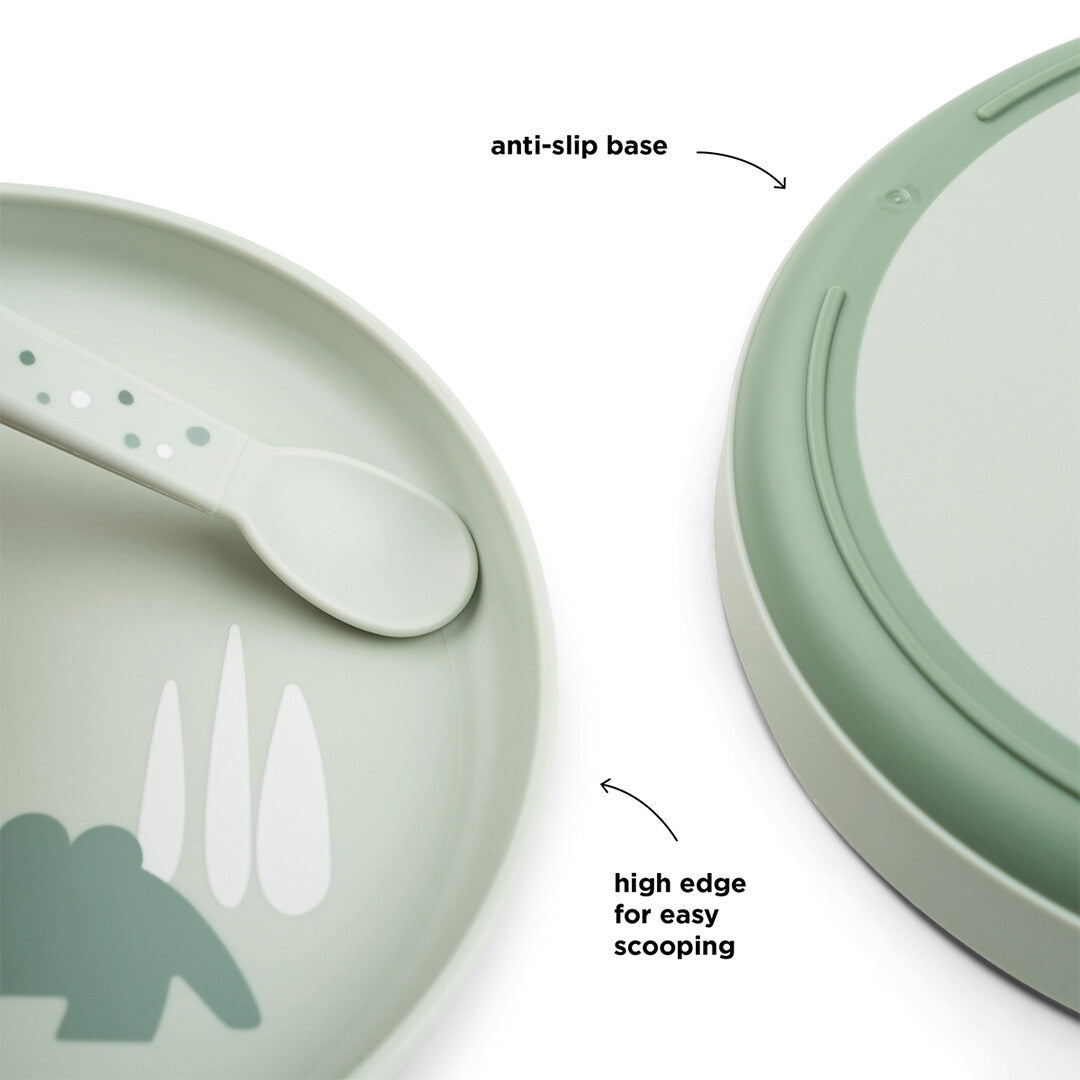Detailfoto van het kinderbord met antislip onderkant en hoge rand, en een lepel.