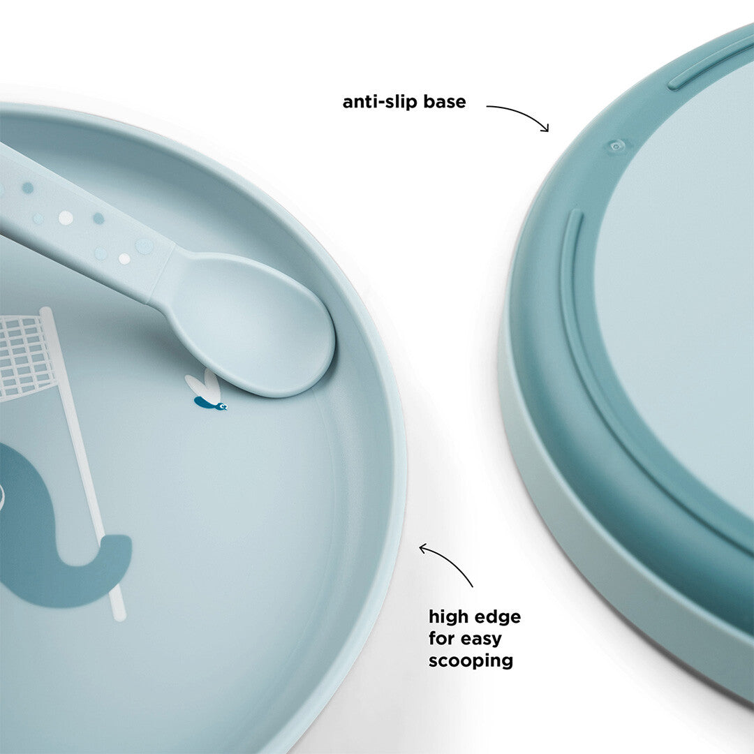 Infographic van het kinderbord met een lepel, die de anti-slip onderkant en hoge rand toont.