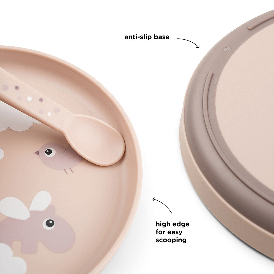 Detailfoto van het done by deer kinderbord met lepel, de hoge rand en de anti-slip onderkant.