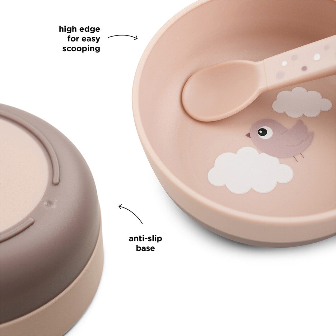 Infographic van de Done by Deer kinderkom met details over de hoge rand en antislipbodem.