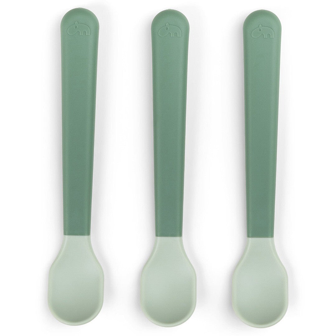 Drie groene Done by Deer kinderlepels met olifantenlogo liggen naast elkaar.