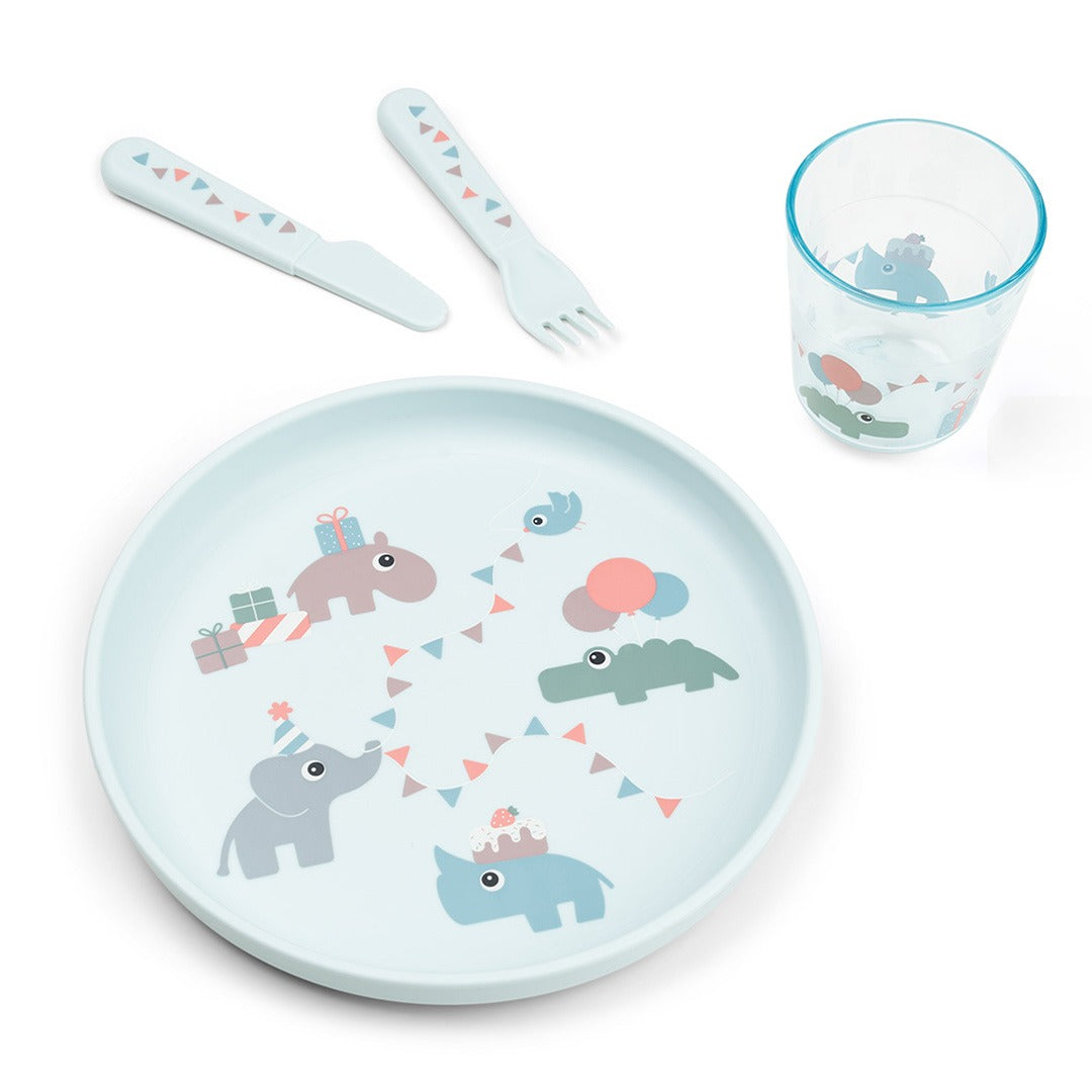 done by deer kinderservies met lichtblauw bord, beker, vork en mesje, versierd met feestende dieren.
